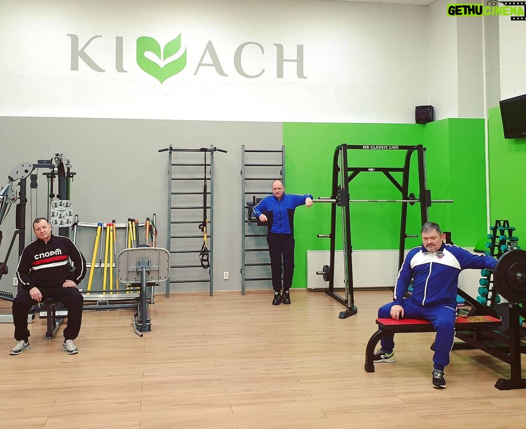 Alexey A. Petrukhin Instagram - The #Brothers ✊ Пересекся с братьями в Карелии в @kivachclinic 🙋♂️ Три поколения, слева за 60 уже, справа 54, и по центру почти 47 🤦♂️ Но что нас всех объединяет, так это #советскийспорт ✌ Пришли в спортзал в костюмах от @rusich_sport и решили сделать фото в знак благодарности за модели костюмов, которые стройнят как ничто другое 😉 Ну а #Кивач продолжает удивлять своими программами и инструментами 👌 Об этом в следующих постах! 📸 #КлиникаКивач #РусичСпорт #Русич #спорт #здоровье #спортивныекостюмы Клиника Кивач