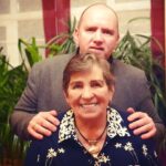 Alexey A. Petrukhin Instagram - My #Mom is... 💥 Сегодня поздравил Маму @babtoma с днём рождения уже 81-ый раз... Мам, прости, что так рано я вырос... Далеко не во всем оправдал твои ожидания. Мамочка, сколько же боли со мною ты вынесла... Я не стану придумывать глупые оправдания. Мы частенько ругались и много с тобою спорили. Лишь сейчас понимаю, насколько был я глупым 🤦‍♂️ Эти споры, #скандалы совсем ничего не стоили. Ты меня воспитала не злым и ничуть не грубым... Но через чур добрым, Мам. Я люблю, Мам, когда ты даешь мне #советы... Хотя делаю вид, что без них я сам все знаю. Но, лишь ты поможешь на всё найти мне ответы, как обычно, на кухне, за чашкой горячего чая... В этом мире нет рук, что могли бы мне стать роднее, нет и сердца, что стало бы мне дороже. А любить, чем тебя, никого не смогу сильнее, я люблю тебя, #Мама.. и ты меня знаю, тоже. 🙏 С Днём рождения, моя #БабаТома 😘 Спасибо и всем Вам, Други мои, за Ваши смайлики и теплые слова, Мама читает всё 😉 Загородный Клуб "Медвежьи Озера"