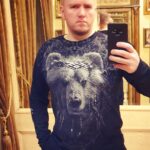 Alexey A. Petrukhin Instagram - The #essence! ✊ Приготовил я для Олега Тактарова #подарок на Новый год, эту крутую футболку, но так мы и не встретились... Ну и подумал, что Олегу будет приятно, что я ношу как бы его футболку. Короче, решил оставить себе, потому что сейчас период в жизни именно с таким настроением, лучше не дразнить... 😤 Да и родился я в Медвежьих Озёрах! Так что, дорогой @olegtaktarov_official спасибо большое за подгон ✊🙏 #русскиймедведь #медведь #ОлегТактаров #mma #АлексейПетрухин #bear #russianbear #grizzly #медвежьиозера Загородный Клуб "Медвежьи Озера"