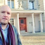 Alexey A. Petrukhin Instagram - Hi from #Berlin 🙋‍♂️ Как же мне нравятся немецкие улицы, дворики, подъезды домов, фасады... Радуюсь, когда удается пройтись пешком по Берлину, по чистым кварталам! Хотя на фото цифра 22, т.е перебор, тем не менее, красиво 👌 И как приятно, когда на подъездах встречаешь русские фамилии 🤗 #Берлин #красивожить #красивожитьнезапретишь #фасад #архитектура Kastanienallee