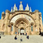 Alexey A. Petrukhin Instagram – #Barcelona #weekend 💥 Именно так нас встретила #Барселона на первой и главной фотографии знакового дня #02022020 🤞 И именно таким этот город останется в памяти и в сердце! Конечно, за 10 фотографий (а у меня их пять сотен) не рассказать все #эмоции, но я настоятельно #рекомендую выбраться в этот город, и Вы захотите там жить, настолько он прекрасен! А чтобы не ошибиться и увидеть всё правильно, обратитесь к @barcelonasgidom 🙏 И не путайте с Мадридом в Испании, я говорю про Барселону в Каталонии 🤗 
#семейноефото #Спаситель  #небо #путешествие #солнце #барселонасгидом #каталония #гауди #архитектура #семья  #антониогауди #tibidabo Tibidabo · Barcelona