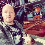 Alexey A. Petrukhin Instagram - Welcome to #Shenzhen 🤗 Увидел фото у @annachurina со скотинкой, подумал что это фото тоже будет кстати, сделал #селфи 😉 Прилетел в #Шеньжень с волком, в отель на лошади, а чемоданы носит медведь (не Тактаров, он дорогой слишком)... Ну и чтобы хоть как то быть в тренде соцсетей, первым трём отгадавшим надпись на футболке по 3000 руб отправлю, чтобы сами купили себе такую же 🙋‍♂️ Об эмоциях и новых знакомых в Шеньжене расскажу видимо уже завтра вместе с фотоотчетом! Всем мир! 🤞 #вмиреживотных #Китай #China #футболка #волк #медведь #лошадь #акция #АлексейПетрухин #selfie 皇庭V酒店