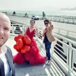 Alexey A. Petrukhin Instagram - Welcome to #Xiamen 🙋‍♂️ Гулял сегодня в Сямыне по проспекту Хуаньдао и через каждые 50 метров обязательно парочка, в свадебных платьях, белых, но тут вот одна в красном встретилась... И я спросил, в чём прикол этих постановок, ведь явно не свадьбы, но с фотографами все вроде? И знаете что оказалось, что так китайская #молодежь празднует своё шестнадцатилетие 👍 Поэтому каждый день на этом проспекте #ПутькУспеху можно встретить сотни 16+ 🤣 Эх... а где мои 17 лет?... 🤦‍♂️ Но по проспекту вдоль моря прошёл прилично километров, пока #лысина не сгорела 🤭 #Китай #China #view #девушкавкрасном #лысый #море #виды #Сямынь #АлексейПетрухин Xiamen, Fujian