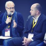 Alexey A. Petrukhin Instagram - В этот момент Владимир Иванович Хотиненко говорил мне #слова поддержки, хвалил за обмен опытом и поддержку молодёжи, а я сидел и думал, что теперь свой #PublicTalk "От идеи до зрителя" надо менять на "10 успешных ошибок кинопродюсера" ✊ Вспоминается знаменитая #цитата Хотиненко: "...Кусают - значит, вкусненько! Хорошо, что критикуют - значит, мне еще удается задеть за живое..." 👌 Ну и чтобы сделать пост полноценным, вот ещё одна важная #фраза Хотиненко была в этом общении: "...Как вся желтая пресса живет по законам Хёрста, который сознательно угробил Орсона Уэллса за «Гражданина Кейна», так и наша критика живет по директиве, означенной Виссарионом Белинским..." 🤔 А с другой стороны если подумать, то этому миру просто необходим черный цвет, чтобы белый был заметнее ✊ #мысливслух #мысли #21 #Хотиненко #режиссер #АлексейПетрухин Свердловская киностудия