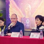 Alexey A. Petrukhin Instagram - #CSFF in #Shenzhen 🙋‍♂️ Немного деловых новостей из Китая в фотоотчёте! Несколько дней круглосуточной работы в китайском городе #Шеньжень в #Жюри на 10-ом Международном кинофестивале короткого метра, аналог нашего #Короче но международный 🤗 С огромным удовольствием посмотрел 10 документальных картин, 14 анимационных фильмов, 24 художественные работы и 50 интернет роликов из соцсетей, от первой до последней секунды 😉 Отборщики крутые, потому что это были мега приключения по всему миру через эти фильмы, вот бы нам так научиться отбирать работы 🤞 Кстати, организаторы привезли всех создателей со всего мира 🙏 Предложил коллегам, а это очень известные в Китае люди, свой вариант победителей, толкнул речь на час, и после 8 часов трений в Жюри, список победителей принят полностью 😉 Призы денежные, от 100 до 300 тысяч юаней 💥 Отдельное и огромнейшее спасибо лучшему проводнику по Китаю @tania_tsvi которая все эти 8 часов переводила весь этот наш спор ✊ Короткий отчёт закончил 🤝 #Китай #China #форум #конференция #кинофестиваль 皇庭V酒店