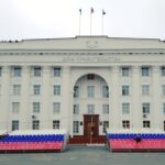 Alexey A. Petrukhin Instagram - #Ulyanovsk ✊ Так много Ленина, как в Ульяновске (или Симбирске), я ещё не видел 🤦‍♂️ Но я Ленина Вам не покажу... Потому что здесь есть много мест силы, мест интереснее и полезнее! Хотя историю нельзя отрицать, опасно... 🤔 Сегодня вечером серьезное мероприятие в #Аквамолл #Синема, где для Правительства в полном составе, во главе с Губернатором области, Ирина Петровна Купченко проведет двухчасовой урок истории, под названием #ПоследнееИспытание 🙏 Вот это правильная #пятница ✊ #Ульяновск #Училка2 #Училка #Храм #Церковь #Симбирск #Россияудивляет #аэрофлот