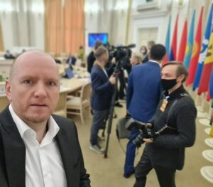 Alexey A. Petrukhin Instagram - НАКОНЕЦ-ТО, СОБРАЛИСЬ ЗА БОЛЬШИМ КРУГЛЫМ СТОЛОМ В МИНСКЕ в Исполнительном Комитете СНГ руководители национальных государственных киностудий Беларуси, Казахстана, Узбекистана, Таджикистана, Туркменистана, России, Армении, Киргизии и Грузии ✊ Разговор получился интересный, многообещающий... хоть и медленно, но главное шаг за шагом идём вперёд! 

Кино это та из индустрий, которая должна контролироваться и регулироваться государством, национальными киноструктурами, и тогда взаимодействие между партнёрами СНГ будет совсем на другом уровне... Вопрос серьёзный, и в рамках одного, двух или пяти постов его не раскрыть 🤔 

Отдельный респект за организацию этого мероприятия @belarus_film в рамках Международного КиноФестиваля @miff_listapad 🤝

#СНГ #Минск #Беларусь #Листапад #круглыйстол #Армения #Казахстан #Таджикистан #Узбекистан #Киргизия #Туркменистан #Грузия #Россия #кино
