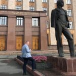Alexey A. Petrukhin Instagram – #Chelyabinsk ☄ Я просто показал, какой #приз получит победитель, а на фото выглядит так, как будто я сам поймал этот #челябинскийметеорит на Фестивале #Предчувствие @predchuvstvie74 😉 Успел посмотреть второй фильм про #Мозг 👏 Браво авторам! Вывод очень правильный 👌 Показали с @olegtaktarov_official & @annachurina на АО #Конар @ao_konar нашу картину #ПоследнееИспытание (фото 4,5 и 6) 🤔 Провели встречу с молодыми журналистами студентами в #ЮУГУ (фото 8, 9)  и успели провести встречу молодыми уральскими кинематографистами в #ЧГИК (фото 10) ✊ Ну и попробовали на вкус ресторан #Сицилия и #Облака 👍 #рекомендую 🤗 Спасибо огромное #Челябинск Chelyabinsk, Russia