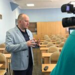 Alexey A. Petrukhin Instagram - #Chelyabinsk ☄ Я просто показал, какой #приз получит победитель, а на фото выглядит так, как будто я сам поймал этот #челябинскийметеорит на Фестивале #Предчувствие @predchuvstvie74 😉 Успел посмотреть второй фильм про #Мозг 👏 Браво авторам! Вывод очень правильный 👌 Показали с @olegtaktarov_official & @annachurina на АО #Конар @ao_konar нашу картину #ПоследнееИспытание (фото 4,5 и 6) 🤔 Провели встречу с молодыми журналистами студентами в #ЮУГУ (фото 8, 9) и успели провести встречу молодыми уральскими кинематографистами в #ЧГИК (фото 10) ✊ Ну и попробовали на вкус ресторан #Сицилия и #Облака 👍 #рекомендую 🤗 Спасибо огромное #Челябинск Chelyabinsk, Russia