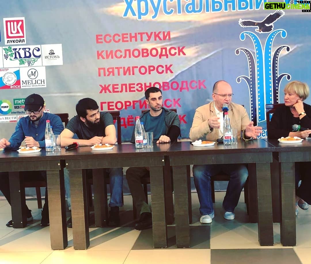 Alexey A. Petrukhin Instagram - Не хватает времени на посты, на освещение событий, но этот #Праздник Кино от @evklid_kurdzidis не смогу пропустить и положу здесь в архив! Простите за много букв 🤦♂️ Итак #ХрустальныйИсточник 👌 Что для меня #Ессентуки - это полный пипец как круто, и ещё это: 👉 #ПьерРишар и #КатеринаШпица! Катя - это было очень круто! Поставил это фото заглавным! 👉 Вера Холодная - наша звезда немого кино! 👉 Мне повезло посмотреть дипломную работу Шукшина, а я сегодня вылетаю как раз на Алтай на Шукшинский фестиваль! 👉 Это #КраснаяДорожка длинное 555 метров и несколько тысяч зрителей, с которыми ударили по рукам! Оказывается все ждут второй #Вий #ТайнаПечатиДракона 👉 Это потрясающий санаторий #Исток куда обязательно вернемся семьей! Я даже там подстригся, чтобы вернуться, знак такой! 👉 Это кинотеатр #Дружба с переполненными залами зрителей, и я был в шоке от такого эмоционального приёма нашей картины #ПоследнееИспытание 👉 Это несколько парков, через чур зеленых парков, где гулять огромное удовольствие! Да, я хотел бы здесь жить! 🤗 Я остановлюсь, а то как пиар города и фестиваля выглядит, но я искренне удивлен и поражен! На фото не передашь эмоций, но полистайте влево, немного в картинках! Всё это маленькая часть #КавказскиеМинеральныеВоды или #КМВ 👍💥 Эвклид, дорогой, крепко обнимаю и благодарен Тебе за эти впечатления! Ессентуки Курортный/Лечебный парк / Essentuki Resorts/Medicative Park