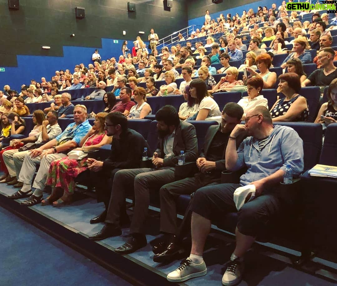 Alexey A. Petrukhin Instagram - Не хватает времени на посты, на освещение событий, но этот #Праздник Кино от @evklid_kurdzidis не смогу пропустить и положу здесь в архив! Простите за много букв 🤦♂️ Итак #ХрустальныйИсточник 👌 Что для меня #Ессентуки - это полный пипец как круто, и ещё это: 👉 #ПьерРишар и #КатеринаШпица! Катя - это было очень круто! Поставил это фото заглавным! 👉 Вера Холодная - наша звезда немого кино! 👉 Мне повезло посмотреть дипломную работу Шукшина, а я сегодня вылетаю как раз на Алтай на Шукшинский фестиваль! 👉 Это #КраснаяДорожка длинное 555 метров и несколько тысяч зрителей, с которыми ударили по рукам! Оказывается все ждут второй #Вий #ТайнаПечатиДракона 👉 Это потрясающий санаторий #Исток куда обязательно вернемся семьей! Я даже там подстригся, чтобы вернуться, знак такой! 👉 Это кинотеатр #Дружба с переполненными залами зрителей, и я был в шоке от такого эмоционального приёма нашей картины #ПоследнееИспытание 👉 Это несколько парков, через чур зеленых парков, где гулять огромное удовольствие! Да, я хотел бы здесь жить! 🤗 Я остановлюсь, а то как пиар города и фестиваля выглядит, но я искренне удивлен и поражен! На фото не передашь эмоций, но полистайте влево, немного в картинках! Всё это маленькая часть #КавказскиеМинеральныеВоды или #КМВ 👍💥 Эвклид, дорогой, крепко обнимаю и благодарен Тебе за эти впечатления! Ессентуки Курортный/Лечебный парк / Essentuki Resorts/Medicative Park