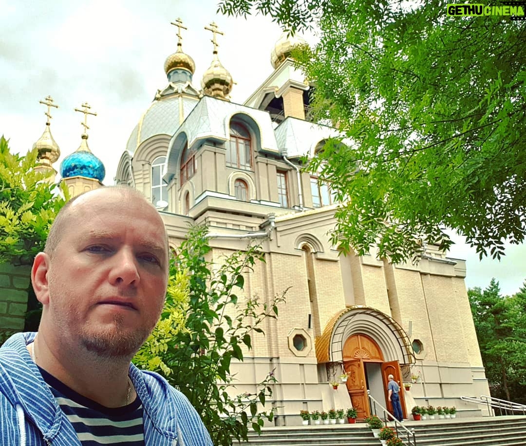 Alexey A. Petrukhin Instagram - Не хватает времени на посты, на освещение событий, но этот #Праздник Кино от @evklid_kurdzidis не смогу пропустить и положу здесь в архив! Простите за много букв 🤦♂️ Итак #ХрустальныйИсточник 👌 Что для меня #Ессентуки - это полный пипец как круто, и ещё это: 👉 #ПьерРишар и #КатеринаШпица! Катя - это было очень круто! Поставил это фото заглавным! 👉 Вера Холодная - наша звезда немого кино! 👉 Мне повезло посмотреть дипломную работу Шукшина, а я сегодня вылетаю как раз на Алтай на Шукшинский фестиваль! 👉 Это #КраснаяДорожка длинное 555 метров и несколько тысяч зрителей, с которыми ударили по рукам! Оказывается все ждут второй #Вий #ТайнаПечатиДракона 👉 Это потрясающий санаторий #Исток куда обязательно вернемся семьей! Я даже там подстригся, чтобы вернуться, знак такой! 👉 Это кинотеатр #Дружба с переполненными залами зрителей, и я был в шоке от такого эмоционального приёма нашей картины #ПоследнееИспытание 👉 Это несколько парков, через чур зеленых парков, где гулять огромное удовольствие! Да, я хотел бы здесь жить! 🤗 Я остановлюсь, а то как пиар города и фестиваля выглядит, но я искренне удивлен и поражен! На фото не передашь эмоций, но полистайте влево, немного в картинках! Всё это маленькая часть #КавказскиеМинеральныеВоды или #КМВ 👍💥 Эвклид, дорогой, крепко обнимаю и благодарен Тебе за эти впечатления! Ессентуки Курортный/Лечебный парк / Essentuki Resorts/Medicative Park