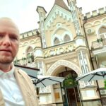 Alexey A. Petrukhin Instagram – Не хватает времени на посты, на освещение событий, но этот #Праздник Кино от @evklid_kurdzidis не смогу пропустить и положу здесь в архив! Простите за много букв 🤦‍♂️ Итак #ХрустальныйИсточник 👌  Что для меня #Ессентуки – это полный пипец как круто, и ещё это: 👉 #ПьерРишар и #КатеринаШпица! Катя – это было очень круто! Поставил это фото заглавным! 👉 Вера Холодная – наша звезда немого кино! 👉 Мне повезло посмотреть дипломную работу Шукшина, а я сегодня вылетаю как раз на Алтай на Шукшинский фестиваль! 👉 Это #КраснаяДорожка длинное 555 метров и несколько тысяч зрителей, с которыми ударили по рукам! Оказывается все ждут второй #Вий #ТайнаПечатиДракона 👉 Это потрясающий санаторий #Исток куда обязательно вернемся семьей! Я даже там подстригся, чтобы вернуться, знак такой! 👉 Это кинотеатр #Дружба с переполненными залами зрителей, и я был в шоке от такого эмоционального приёма нашей картины #ПоследнееИспытание 👉 Это несколько парков, через чур зеленых парков, где гулять огромное удовольствие! Да, я хотел бы здесь жить! 🤗 Я остановлюсь, а то как пиар города и фестиваля выглядит, но я искренне удивлен и поражен! На фото не передашь эмоций, но полистайте влево, немного в картинках! Всё это маленькая часть #КавказскиеМинеральныеВоды или #КМВ 👍💥 Эвклид, дорогой, крепко обнимаю и благодарен Тебе за эти впечатления! Ессентуки Курортный/Лечебный парк / Essentuki Resorts/Medicative Park