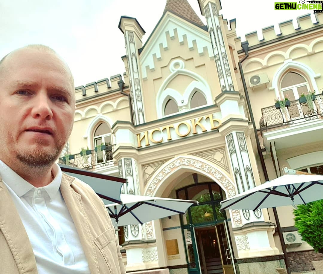 Alexey A. Petrukhin Instagram - Не хватает времени на посты, на освещение событий, но этот #Праздник Кино от @evklid_kurdzidis не смогу пропустить и положу здесь в архив! Простите за много букв 🤦♂️ Итак #ХрустальныйИсточник 👌 Что для меня #Ессентуки - это полный пипец как круто, и ещё это: 👉 #ПьерРишар и #КатеринаШпица! Катя - это было очень круто! Поставил это фото заглавным! 👉 Вера Холодная - наша звезда немого кино! 👉 Мне повезло посмотреть дипломную работу Шукшина, а я сегодня вылетаю как раз на Алтай на Шукшинский фестиваль! 👉 Это #КраснаяДорожка длинное 555 метров и несколько тысяч зрителей, с которыми ударили по рукам! Оказывается все ждут второй #Вий #ТайнаПечатиДракона 👉 Это потрясающий санаторий #Исток куда обязательно вернемся семьей! Я даже там подстригся, чтобы вернуться, знак такой! 👉 Это кинотеатр #Дружба с переполненными залами зрителей, и я был в шоке от такого эмоционального приёма нашей картины #ПоследнееИспытание 👉 Это несколько парков, через чур зеленых парков, где гулять огромное удовольствие! Да, я хотел бы здесь жить! 🤗 Я остановлюсь, а то как пиар города и фестиваля выглядит, но я искренне удивлен и поражен! На фото не передашь эмоций, но полистайте влево, немного в картинках! Всё это маленькая часть #КавказскиеМинеральныеВоды или #КМВ 👍💥 Эвклид, дорогой, крепко обнимаю и благодарен Тебе за эти впечатления! Ессентуки Курортный/Лечебный парк / Essentuki Resorts/Medicative Park