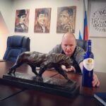 Alexey A. Petrukhin Instagram - ПОМНИТЕ, Я НЕДАВНО УЖЕ ПИСАЛ, ЧТО ЧЕЛОВЕК СОСТОИТ ИЗ ВОДЫ НА 60-80%? 🙏 Это значит наше тело это то, что мы пьём... 🤔 Т.е скажите какую воду Вы пьёте, и будет легко определить Ваше #здоровье 🙋‍♂️ В нашем офисе всегда есть выбор воды для сотрудников, для гостей... Но для однозначно есть пару надёжных вариантов, и один из них чистейшая природная вода #TASSAY @tassay_water 👈 в составе этой воды есть все необходимые организму микроэлементы, такие как: #магний #калий #натрий и #кальций. Более того, эту воду добывают в скважине на глубине 250 метров в предгорьях Тянь-Шаня, т.е где экология пока эталонная. И эта #вода не только очень вкусная, но и красиво оформлена - в яркой стеклянной бутылке, для деловых встреч что надо 👌 Вот Вам моя #рекомендация - тщательно выбирайте что пить 😉 #tassay_water #Тассай #минеральнаявода #вкусно #живаявода #водныйбаланс #Шукшин #ДжекиЧан #ЧарлиЧаплин 3-я ул. Ямского поля, Галерея Jart