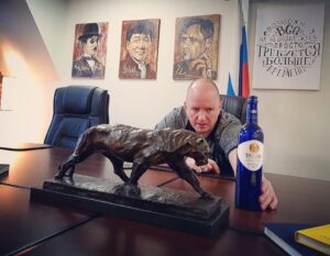 Alexey A. Petrukhin Instagram - ПОМНИТЕ, Я НЕДАВНО УЖЕ ПИСАЛ, ЧТО ЧЕЛОВЕК СОСТОИТ ИЗ ВОДЫ НА 60-80%? 🙏 Это значит наше тело это то, что мы пьём... 🤔 Т.е скажите какую воду Вы пьёте, и будет легко определить Ваше #здоровье 🙋‍♂️ 

В нашем офисе всегда есть выбор воды для сотрудников, для гостей... Но для однозначно есть пару надёжных вариантов, и один из них чистейшая природная вода #TASSAY @tassay_water 👈 в составе этой воды есть все необходимые организму микроэлементы, такие как: #магний #калий #натрий и #кальций. 

Более того, эту воду добывают в скважине на глубине 250 метров в предгорьях Тянь-Шаня, т.е где экология пока эталонная. И эта #вода не только очень вкусная, но и красиво оформлена - в яркой стеклянной бутылке, для деловых встреч что надо 👌

Вот Вам моя #рекомендация - тщательно выбирайте что пить 😉 

#tassay_water #Тассай #минеральнаявода #вкусно #живаявода #водныйбаланс #Шукшин #ДжекиЧан #ЧарлиЧаплин
