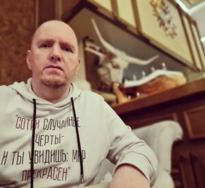 Alexey A. Petrukhin Instagram - Испробовал на себе гостеприимство столицы Черноземья в виде шатобриана #PrimeBeef в @elchico.steakhouse 👌 А остальное начертано на моей кофте от @the.kochetkova 🙏

#Воронеж #ЭльЧико #вкусно #рекомендую