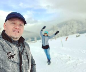 Alexey A. Petrukhin Instagram - КОТОВ МАРТОВСКИХ НА УЛИЦЕ УЖЕ ЗАМЕТИЛИ? 😉 Весна пришла! #Природа шепчет и напоминает, что ровно 15 лет назад в этот день мы с @annachurina проснулись и спонтанно поехали в #ЗАГС... Теперь эта #Берёзка всегда рядом, веточками машет! 😘 

Желаю всем Вам, всем нам, Весны в теле, в душе, в семье и в работе! 🙏 

P.S. #РозаХутор интересное место, рекомендую! И каталка не плохая, всё достойно! 👌 

#Сочи #горы #веснапришла #весна #котмартовский #жизньидет #насклоне #АлексейПетрухин
