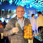 Alexey A. Petrukhin Instagram - СКОЛЬКО МАНДАРИНОВ СЪЕЛ, СТОЛЬКО ЖЕЛАНИЙ И ЦЕЛЕЙ НА 2021-ый себе составил 🤞 Начало каждого Нового года для меня – это #время подумать об уходящем, отпустить ненужное... и составить планы на будущее 🙋‍♂️ Эти первые дни нового года имеют в себе особую магию, обещающую новые возможности и #потенциал изменить нашу жизнь к лучшему. Так что попробуйте встретить Новый год и провести эти первые #выходныедни вдохновляющими посланиями своим близким 🙏 А учитывая, насколько сложным (но нужным) был 2020 год для всех нас, особенно важно чётче выразить наши #надежды и #мечты в 2021 году! #Тост с меня! Выпьем за науку и умение ходить по краю, которое позволило нам чуть лучше подготовиться к 2021-му, и которые помогут стать нам сильнее, мудрее и интереснее ✊ #новыйгод2021 #ожизни #мысливслух #Пересвет #АлексейПетрухин За настроение и атмосферу большое спасибо @peresvet_hotel 👈 Парк-отель "Пересвет": загородный отдых в Подмосковье