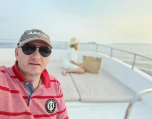 Alexey A. Petrukhin Instagram - РЫБАЛКА В ИНДИЙСКОМ ОКЕАНЕ в @milaidhoo организована на отлично! Я свою рыбку поймал 😉 

Нам пытался мешать двенадцатиэтажный лайнер, но мы его прогнали русской речью, просто спросили с борта, что они здесь забыли... и их как ветром сдуло! Вот он какой, могучий русский язык! 

Это не реклама, конечно, это рекомендация отеля #Milaidhoo для тех, кто выбирает отдых на Мальдивах, мы с семьей лично здесь всё попробовали - твёрдые ⭐️⭐️⭐️⭐️⭐️ +, и тем более это не реклама очков от @gresso_ru они просто всегда в кармане! 

А этот остров рекомендовали нам и организовали путешествие авторитетные эксперты из @postamagazine 🙏 за что им отдельное спасибо! 

#milaidhooisland #Maldives #postatravelnotes #ocean #postamagazin #Мальдивы #ИндийскийОкеан #рыбалка #gresso