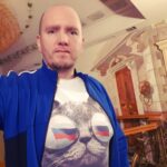 Alexey A. Petrukhin Instagram – ПРОЩЕНИЕ ВЫШЕ МЕСТИ… 👉 СТАВ ПРЕЗИДЕНТОМ, я попросил моих телохранителей прогуляться по городу. После прогулки мы пошли обедать в ресторан. Мы сидели в одном из центральных ресторанов, и каждого из нас спросили, чего мы хотим.

После небольшого ожидания появился официант, который принес наше #меню, и в этот момент я понял, что за столом, который был прямо перед нашим, был одинокий мужчина, ожидающий обслуживания. Когда его обслужили, я сказал одному из своих #солдат: иди, попроси этого человека присоединиться к нам. Солдат подошел и передал мое приглашение. Мужчина встал, взял тарелку и сел рядом со мной. Во время еды его руки постоянно тряслись, и он не поднимал голову от еды. Когда мы закончили, он помахал мне, даже не глядя на меня, я пожал ему руку и ушел!

Солдат сказал мне:
– Мадиба, этот человек, должно быть, очень болен, у него не переставали дрожать руки, пока он ел.
– Совсем нет! Причина его тремора другая, – ответил я. Они странно посмотрели на меня и я сказал им:
– Этот #человек был стражем тюрьмы, в которой я был заперт. Часто после пыток, которым меня подвергали, я кричал и просил воды, и он приходил, чтобы унизить меня, он смеялся надо мной и вместо того, чтобы дать мне воды, он мочился на мою голову.

Он не был болен, он был напуган и трясся, может быть, опасаясь, что теперь, когда я #Президент Южной Африки, я отправлю его в тюрьму, и, сделаю то же самое, что он сделал со мной, мучая и унижая его. Но это не я, такое поведение не является частью моего характера или моей этики. 

УМЫ, КОТОРЫЕ ИЩУТ МЕСТИ, РАЗРУШАЮТ ГОСУДАРСТВА, А ТЕ, КОТОРЫЕ ИЩУТ ПРИМИРЕНИЯ –  СОЗДАЮТ НАЦИИ.

Нельсон Мандела…

#НельсонМандела
#благородство #прощение #мудрость #наследие #главныйкотик #котэ Гринфилд
