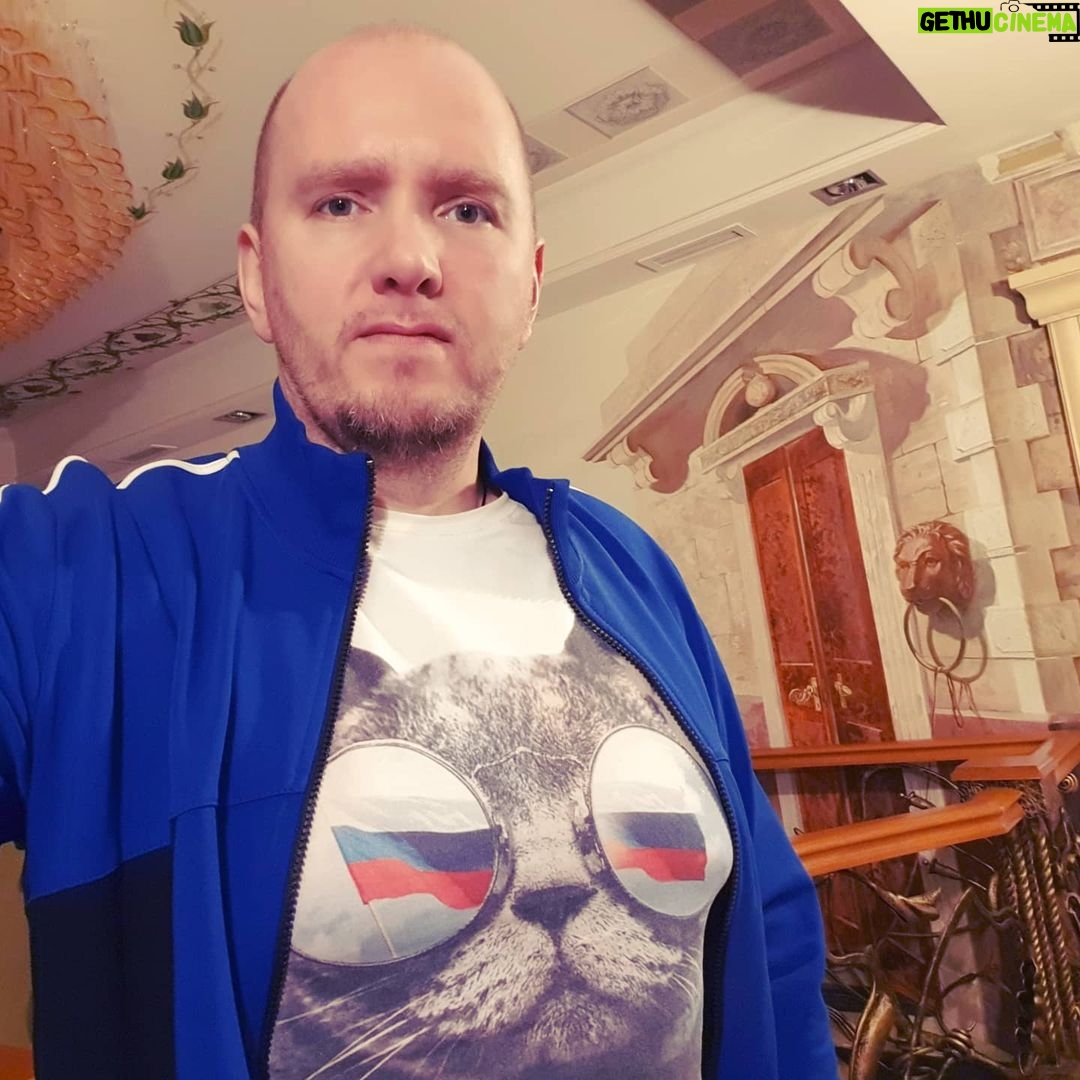 Alexey A. Petrukhin Instagram - ПРОЩЕНИЕ ВЫШЕ МЕСТИ... 👉 СТАВ ПРЕЗИДЕНТОМ, я попросил моих телохранителей прогуляться по городу. После прогулки мы пошли обедать в ресторан. Мы сидели в одном из центральных ресторанов, и каждого из нас спросили, чего мы хотим. После небольшого ожидания появился официант, который принес наше #меню, и в этот момент я понял, что за столом, который был прямо перед нашим, был одинокий мужчина, ожидающий обслуживания. Когда его обслужили, я сказал одному из своих #солдат: иди, попроси этого человека присоединиться к нам. Солдат подошел и передал мое приглашение. Мужчина встал, взял тарелку и сел рядом со мной. Во время еды его руки постоянно тряслись, и он не поднимал голову от еды. Когда мы закончили, он помахал мне, даже не глядя на меня, я пожал ему руку и ушел! Солдат сказал мне: - Мадиба, этот человек, должно быть, очень болен, у него не переставали дрожать руки, пока он ел. - Совсем нет! Причина его тремора другая, - ответил я. Они странно посмотрели на меня и я сказал им: - Этот #человек был стражем тюрьмы, в которой я был заперт. Часто после пыток, которым меня подвергали, я кричал и просил воды, и он приходил, чтобы унизить меня, он смеялся надо мной и вместо того, чтобы дать мне воды, он мочился на мою голову. Он не был болен, он был напуган и трясся, может быть, опасаясь, что теперь, когда я #Президент Южной Африки, я отправлю его в тюрьму, и, сделаю то же самое, что он сделал со мной, мучая и унижая его. Но это не я, такое поведение не является частью моего характера или моей этики. УМЫ, КОТОРЫЕ ИЩУТ МЕСТИ, РАЗРУШАЮТ ГОСУДАРСТВА, А ТЕ, КОТОРЫЕ ИЩУТ ПРИМИРЕНИЯ - СОЗДАЮТ НАЦИИ. Нельсон Мандела... #НельсонМандела #благородство #прощение #мудрость #наследие #главныйкотик #котэ Гринфилд