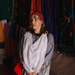 Alexia Mori Instagram - Pour l’inauguration de la coopérative, les Femmes nous ont demandé si elles pouvaient nous habiller en tenue traditionnelle, et nous avons accepté ☺️ Vous nous trouvez belles ?