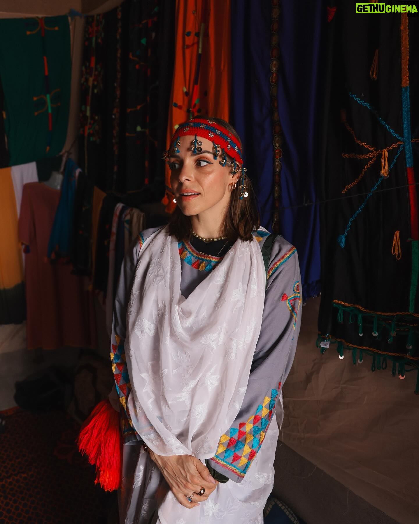 Alexia Mori Instagram - Pour l’inauguration de la coopérative, les Femmes nous ont demandé si elles pouvaient nous habiller en tenue traditionnelle, et nous avons accepté ☺️ Vous nous trouvez belles ?