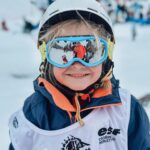 Alexia Mori Instagram - Regardez moi comme elle est trop contente c’est vraiment un sourire qui ne trompe pas 😍 Petite histoire on devait récupérer les enfants à un point de rdv à une certaine heure et rien on voyait pas Margot on attendait et rien on regardait partout. Et là je me tourne et je vois un enfant qui était allongé par terre et qui lèchait la neige ! Devinez qui c’était 😂👆🏼 (bien évidement je lui ai dit de jamais recommencer en lui expliquant ! Prions pour qu’elle s’en rappelle !! 😂)