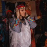 Alexia Mori Instagram - Pour l’inauguration de la coopérative, les Femmes nous ont demandé si elles pouvaient nous habiller en tenue traditionnelle, et nous avons accepté ☺️ Vous nous trouvez belles ?