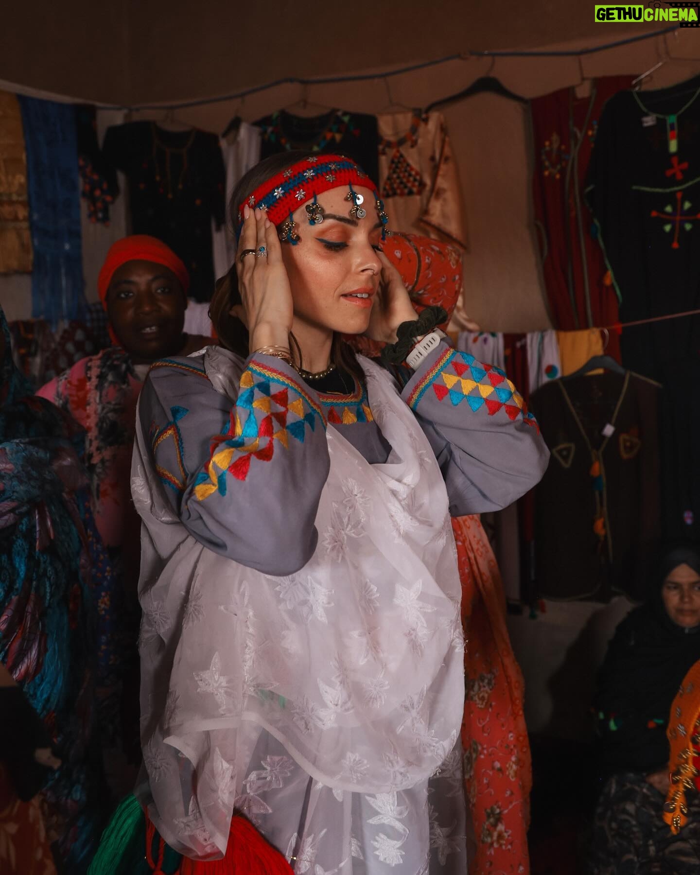 Alexia Mori Instagram - Pour l’inauguration de la coopérative, les Femmes nous ont demandé si elles pouvaient nous habiller en tenue traditionnelle, et nous avons accepté ☺️ Vous nous trouvez belles ?