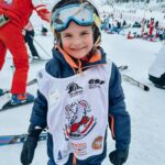 Alexia Mori Instagram - Regardez moi comme elle est trop contente c’est vraiment un sourire qui ne trompe pas 😍 Petite histoire on devait récupérer les enfants à un point de rdv à une certaine heure et rien on voyait pas Margot on attendait et rien on regardait partout. Et là je me tourne et je vois un enfant qui était allongé par terre et qui lèchait la neige ! Devinez qui c’était 😂👆🏼 (bien évidement je lui ai dit de jamais recommencer en lui expliquant ! Prions pour qu’elle s’en rappelle !! 😂)