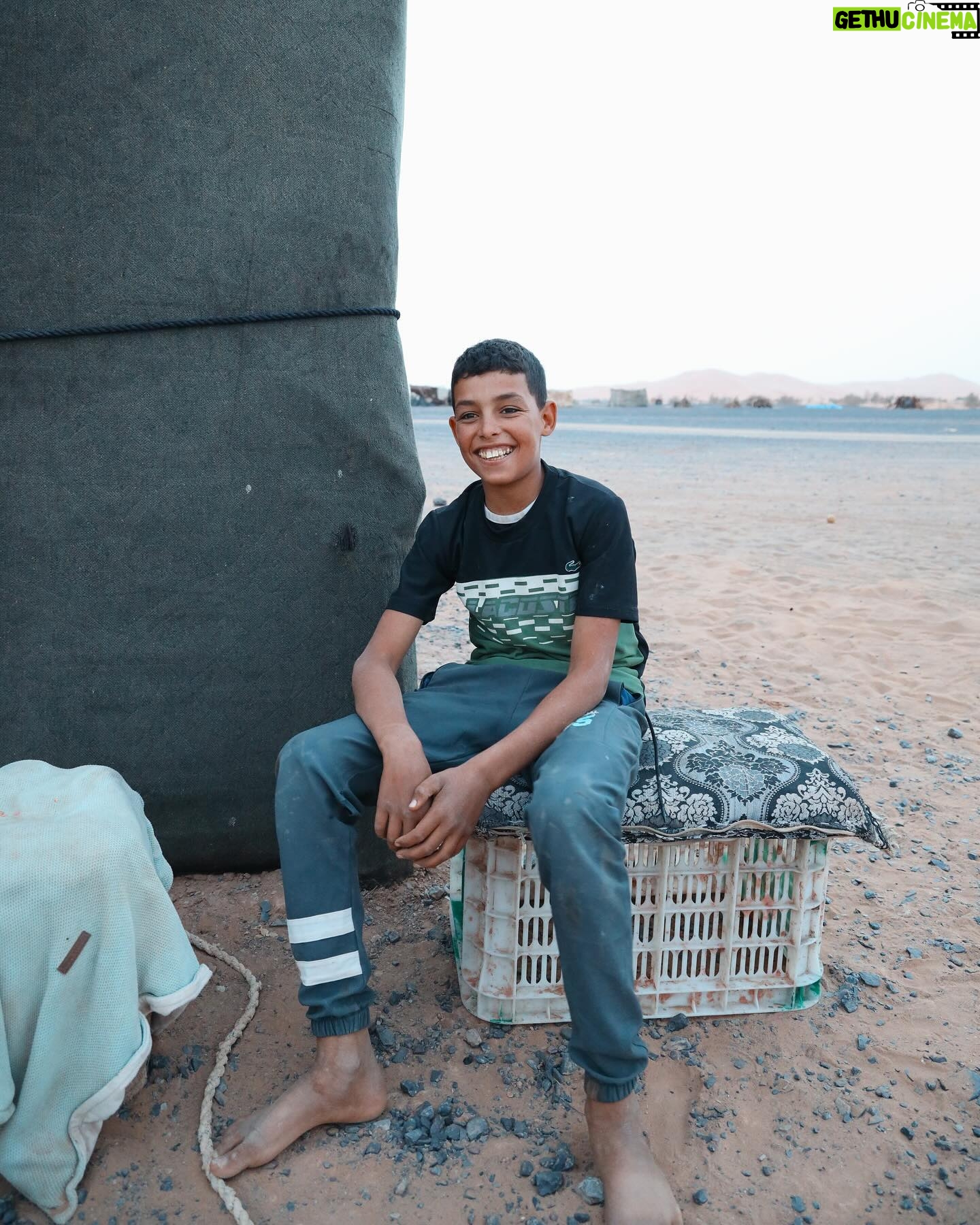 Alexia Mori Instagram - Nuit à Merzouga dans le désert du Maroc chez une famille de nomade très accueillante. Comme je disais en stroy j’avais le cœur très serré de voir leur quotidien si différent du notre. Ça fait beaucoup réfléchir. Merci Abbi pour ton sourire et ton accueil ❤️