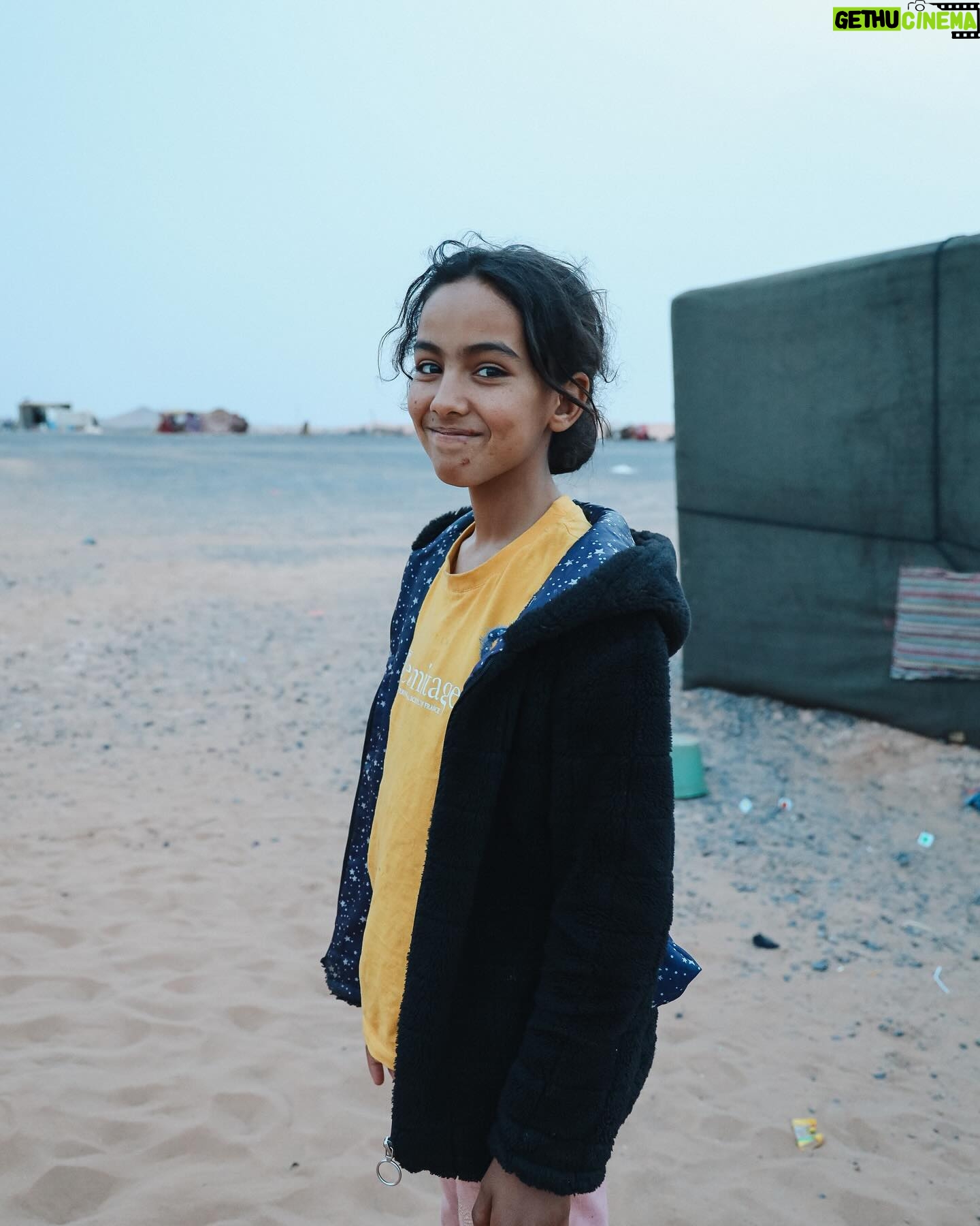 Alexia Mori Instagram - Nuit à Merzouga dans le désert du Maroc chez une famille de nomade très accueillante. Comme je disais en stroy j’avais le cœur très serré de voir leur quotidien si différent du notre. Ça fait beaucoup réfléchir. Merci Abbi pour ton sourire et ton accueil ❤️