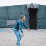 Alexia Mori Instagram - Nuit à Merzouga dans le désert du Maroc chez une famille de nomade très accueillante. Comme je disais en stroy j’avais le cœur très serré de voir leur quotidien si différent du notre. Ça fait beaucoup réfléchir. Merci Abbi pour ton sourire et ton accueil ❤️
