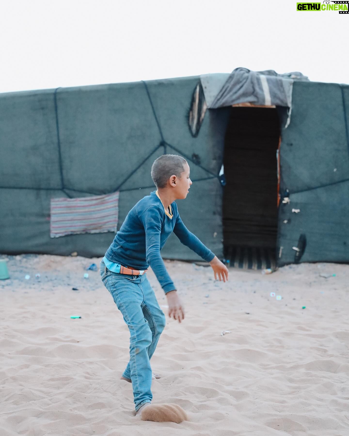 Alexia Mori Instagram - Nuit à Merzouga dans le désert du Maroc chez une famille de nomade très accueillante. Comme je disais en stroy j’avais le cœur très serré de voir leur quotidien si différent du notre. Ça fait beaucoup réfléchir. Merci Abbi pour ton sourire et ton accueil ❤️