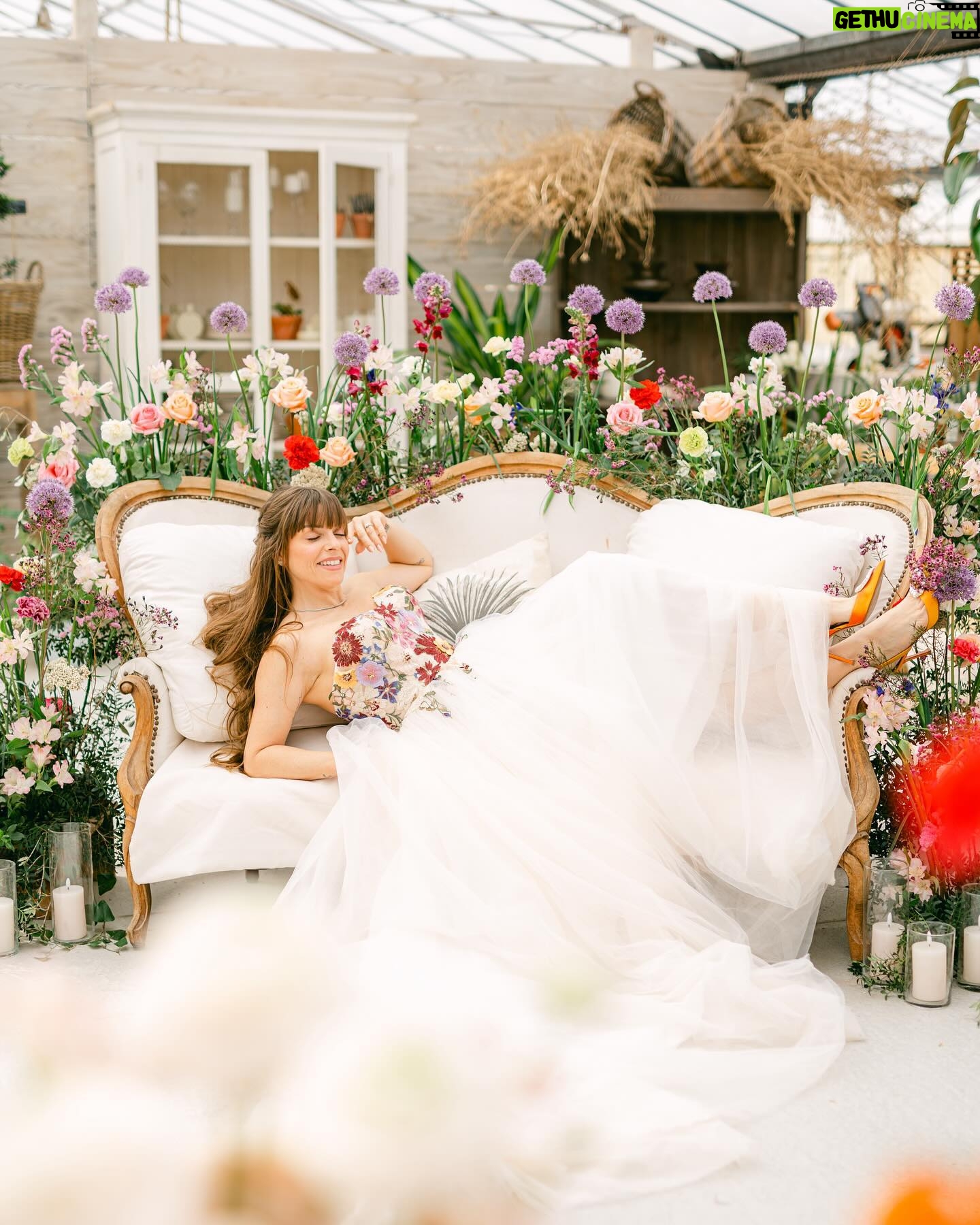Alexia Mori Instagram - Les chroniques des Bridgerton nouvelle saison 😄 📸 @clairepenotphotographe 🌸 @lartquipousse.floraldesign