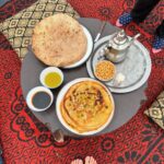 Alexia Mori Instagram - Nuit à Merzouga dans le désert du Maroc chez une famille de nomade très accueillante. Comme je disais en stroy j’avais le cœur très serré de voir leur quotidien si différent du notre. Ça fait beaucoup réfléchir. Merci Abbi pour ton sourire et ton accueil ❤️