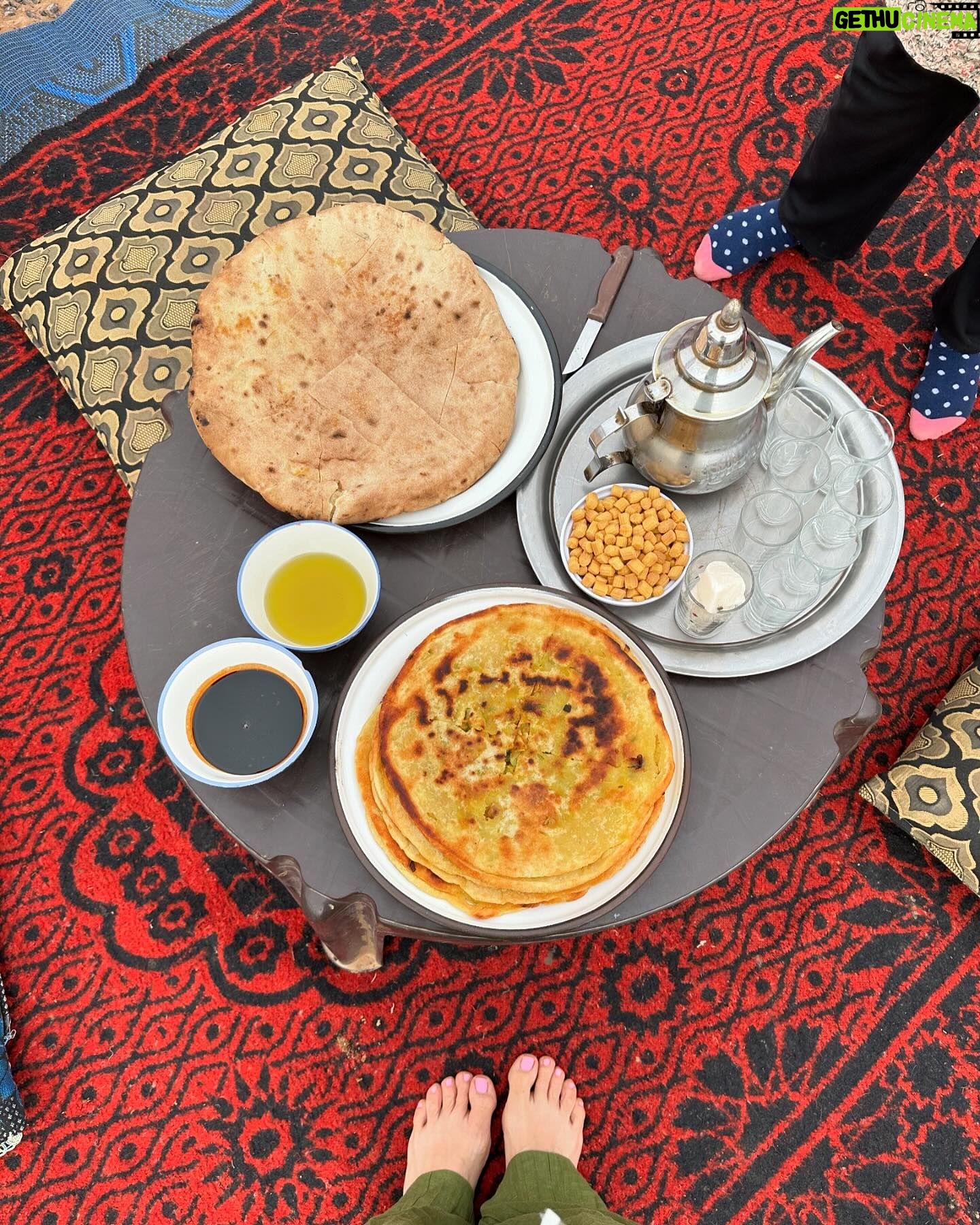 Alexia Mori Instagram - Nuit à Merzouga dans le désert du Maroc chez une famille de nomade très accueillante. Comme je disais en stroy j’avais le cœur très serré de voir leur quotidien si différent du notre. Ça fait beaucoup réfléchir. Merci Abbi pour ton sourire et ton accueil ❤️