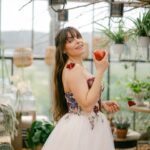 Alexia Mori Instagram - La pomme empoisonnée ? 🍎🙈 📸 @clairepenotphotographe 🌸 @lartquipousse.floraldesign