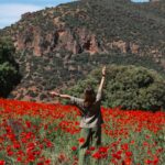 Alexia Mori Instagram - Trop beau ce champ de coquelicots 🥰 Est ce que vous aimez suivre notre voyage au Maroc ? Je vous rappelle que si vous voulez imprimer vos photos ou faire des albums ou autres il y a un code qui offre -25% de reduc avec le code : CHEERZETTES vous retrouvez le lien dans ma story ☺️ .Collaboration commerciale.