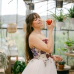 Alexia Mori Instagram - La pomme empoisonnée ? 🍎🙈 📸 @clairepenotphotographe 🌸 @lartquipousse.floraldesign