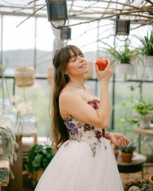 Alexia Mori Instagram - La pomme empoisonnée ? 🍎🙈
📸 @clairepenotphotographe 
🌸 @lartquipousse.floraldesign