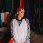 Alexia Mori Instagram - Pour l’inauguration de la coopérative, les Femmes nous ont demandé si elles pouvaient nous habiller en tenue traditionnelle, et nous avons accepté ☺️ Vous nous trouvez belles ?