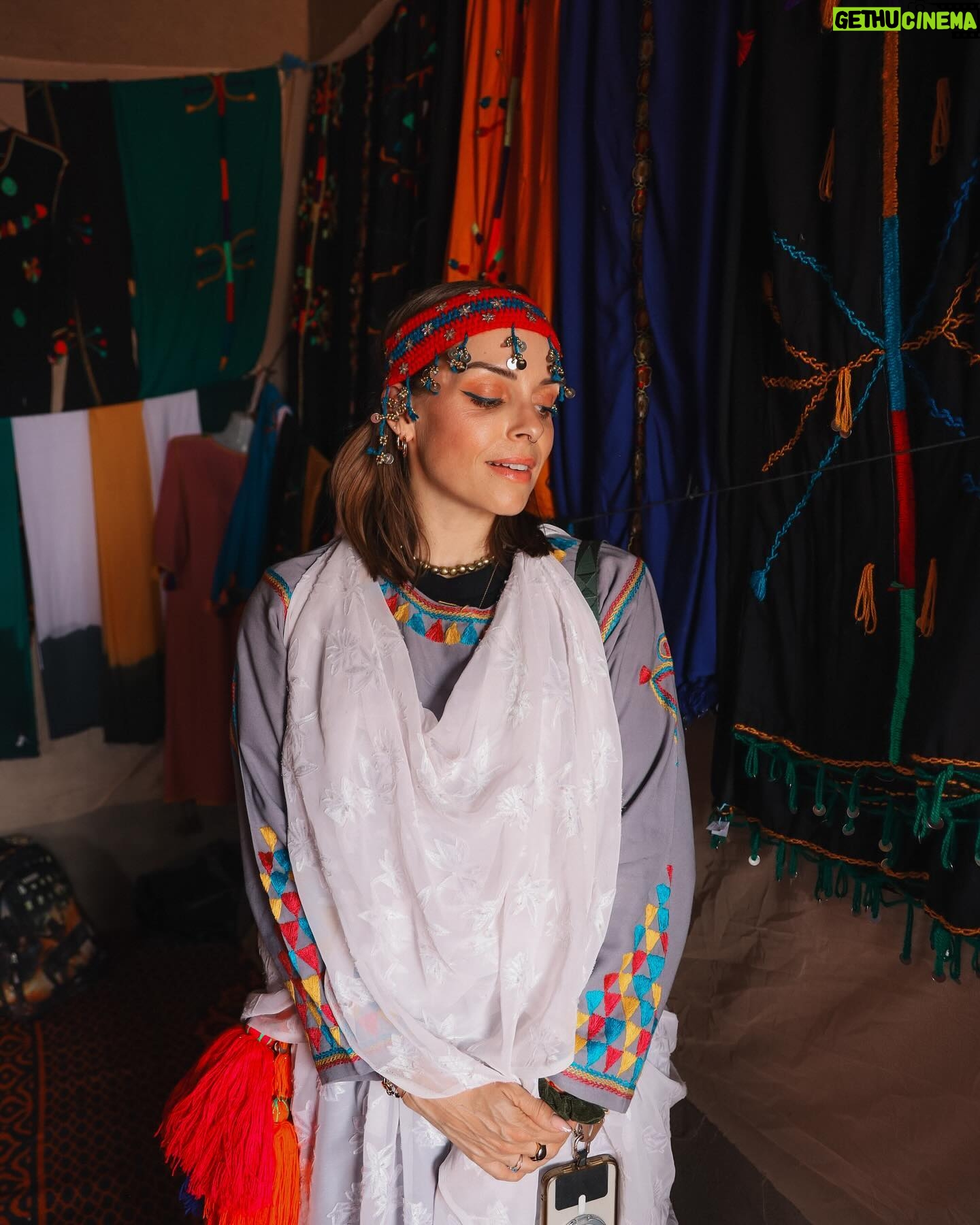 Alexia Mori Instagram - Pour l’inauguration de la coopérative, les Femmes nous ont demandé si elles pouvaient nous habiller en tenue traditionnelle, et nous avons accepté ☺️ Vous nous trouvez belles ?