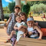 Alexia Mori Instagram - Il a plu des mots ce matin Ils sont tombés dans mon jardin. Des mots très fous Qui font la roue, Des mots d’amour Tout en velours, Des mots très doux, Des mots pour toi. Et tout le jour, dans le secret, Je t’en ferai de beaux bouquets. Pour toi Maman. ❤️