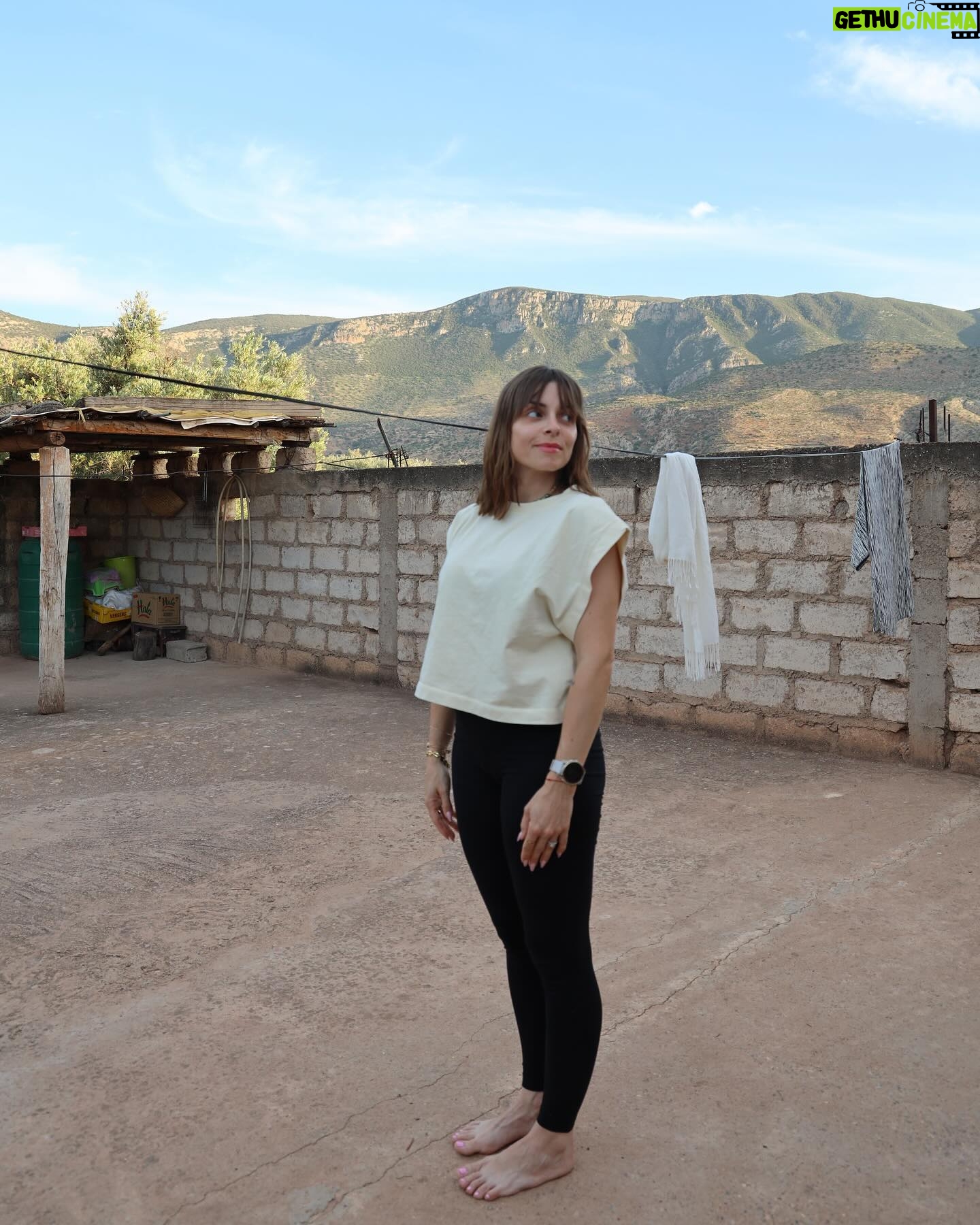 Alexia Mori Instagram - On finit la journée à Timoulilt Chez notre hôte Halima on est très bien accueillies tout le monde est vraiment très gentil. Et nous les filles on est tellement contente d’être ensemble on rigole tellement 😍