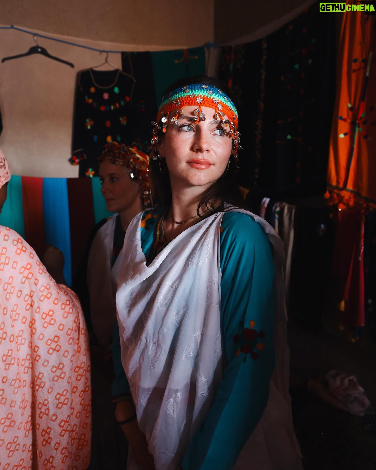 Alexia Mori Instagram - Pour l’inauguration de la coopérative, les Femmes nous ont demandé si elles pouvaient nous habiller en tenue traditionnelle, et nous avons accepté ☺️ Vous nous trouvez belles ?
