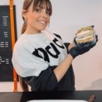 Alexia Mori Instagram - 🍔 Alerte Burger : Avec l’équipe Alexia’s Challenge on vous a concocté, LA recette ultime qui va faire vibrer vos papilles avant l’été 🌞 💥Un Burger rempli de protéines pour vous garder en forme et actifs tout au long de la saison. ✨ Moins de calories qu’un smash classique mais toujours un max de plaisir ! Poulet 🍗 fêta 🥯 aubergine 🍆 grenade Sauce : 🥑 guacamole 🫚 gingembre 🥥 lait de coco 🚀 Foncez chez SMAGER dès le Vendredi 3 Mai : 9 Rue Paul Lendrin, 83000 Toulon 📱Venez m’écrire dès que vous l’avez goûté