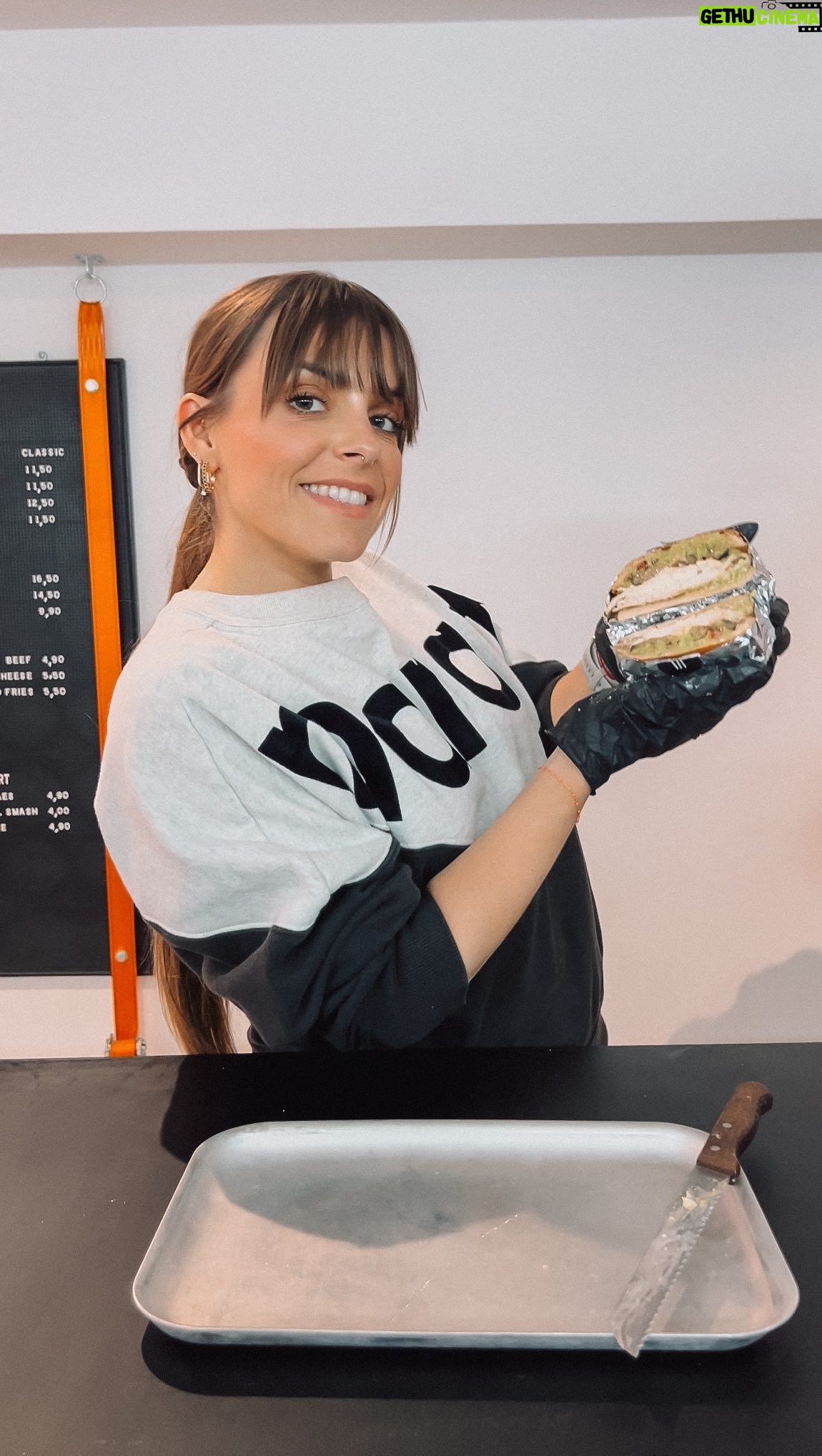 Alexia Mori Instagram - 🍔 Alerte Burger : Avec l’équipe Alexia’s Challenge on vous a concocté, LA recette ultime qui va faire vibrer vos papilles avant l’été 🌞 💥Un Burger rempli de protéines pour vous garder en forme et actifs tout au long de la saison. ✨ Moins de calories qu’un smash classique mais toujours un max de plaisir ! Poulet 🍗 fêta 🥯 aubergine 🍆 grenade Sauce : 🥑 guacamole 🫚 gingembre 🥥 lait de coco 🚀 Foncez chez SMAGER dès le Vendredi 3 Mai : 9 Rue Paul Lendrin, 83000 Toulon 📱Venez m’écrire dès que vous l’avez goûté